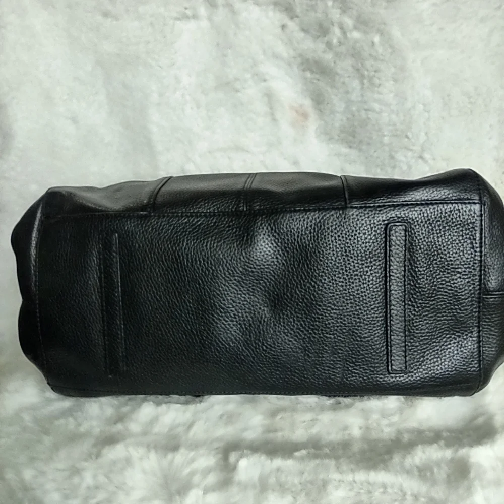 Adrienne Vittadini Handbag Black. - Picture 9 of 16